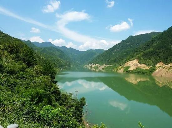 笑脸球的冒险之旅